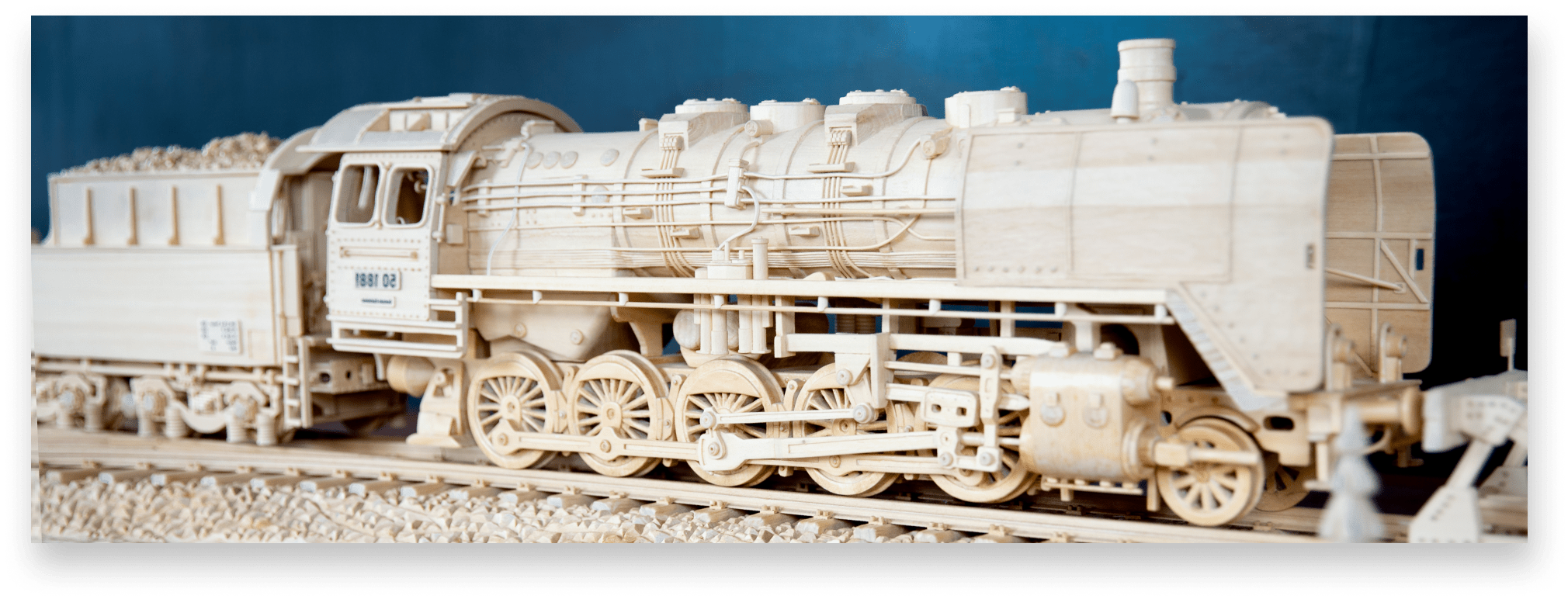 Detailierter Holzmodellbau einer Eisenbahnlok mit einem Kohlenwagen