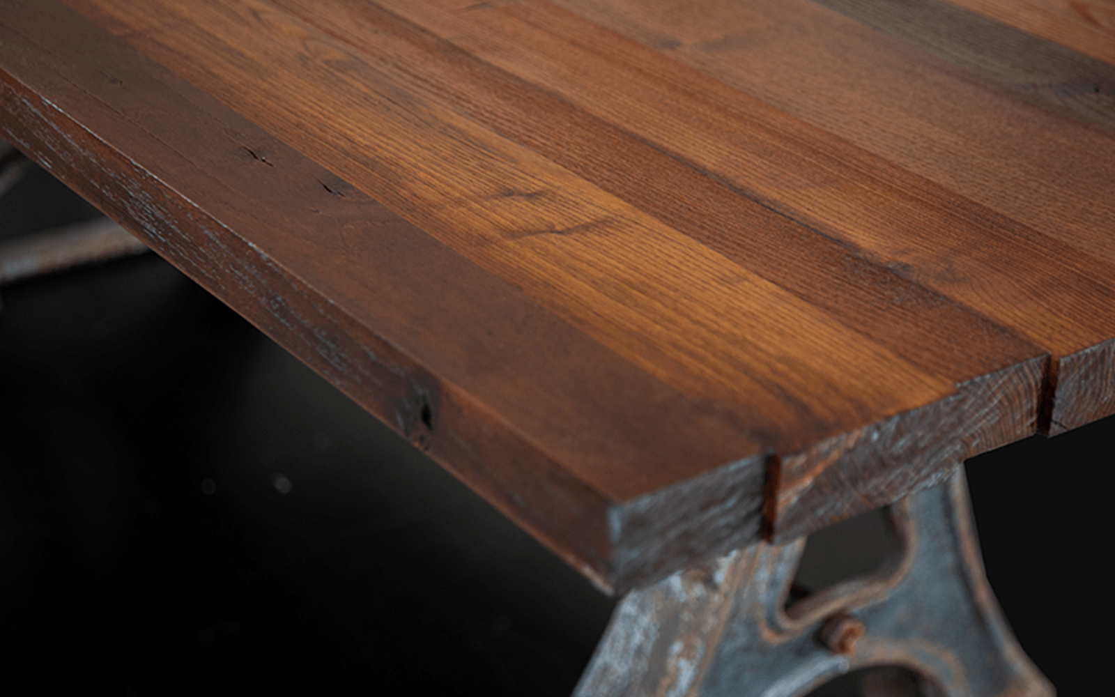 Ein auf alt getrimmter Holztisch mit antiker Konstruktion 