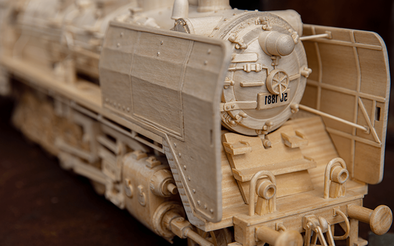 detailiert gearbeitete Eisenbahnlock aus Holz / hochwertige Holzmodelle und Miniaturen